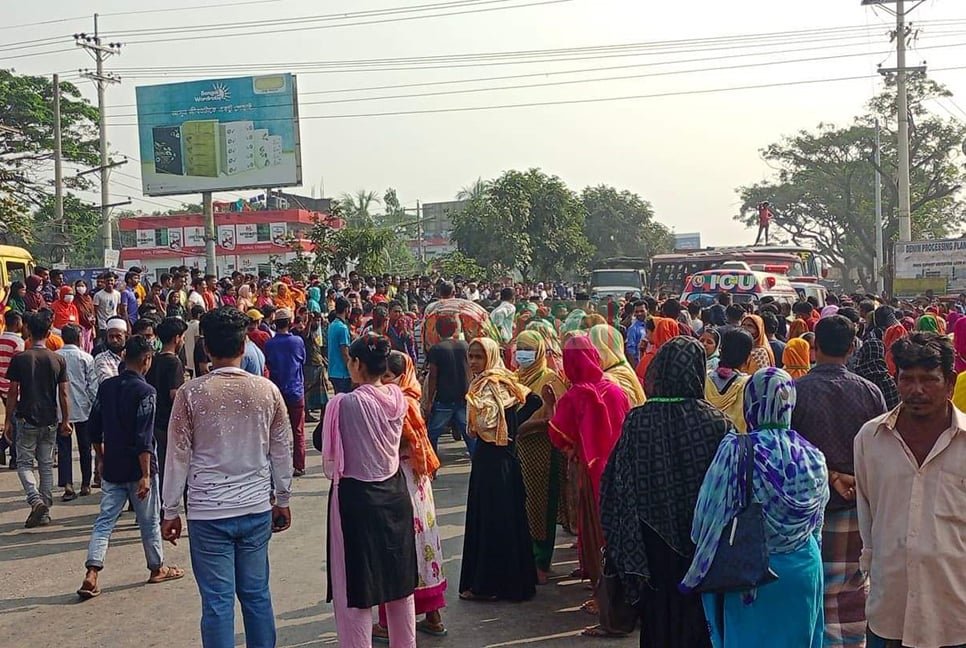 বেতনের দাবিতে শ্রমিকদের ঢাকা-চট্টগ্রাম মহাসড়ক অবরোধ, তীব্র যানজট