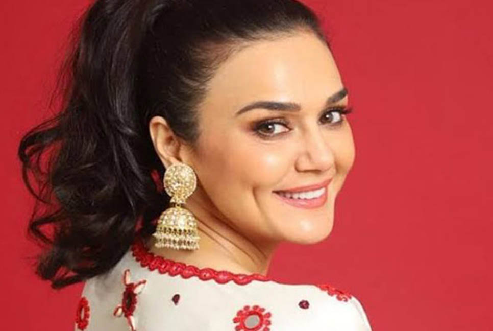 প্রীতি জিনতার কাছে ক্ষমা চাইলেন অভিনেতা