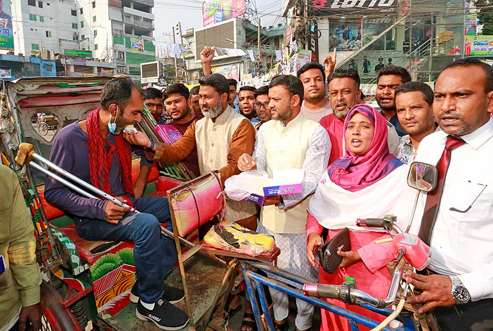 সাবেক এমপি খোকার মৃত্যুদণ্ডে বগুড়ায় মিষ্টি বিতরণ

