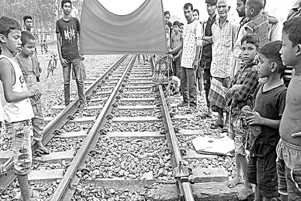 ট্রেন দুর্ঘটনা রুখে দিল কিশোদের লাল পতাকা