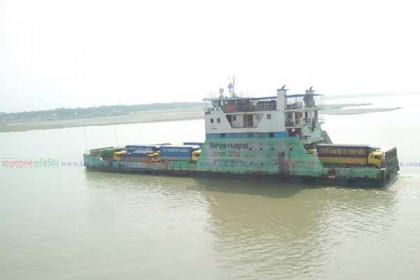 আড়াই ঘণ্টা পর দৌলতদিয়া-পাটুরিয়ায় ফেরি চলাচল শুরু