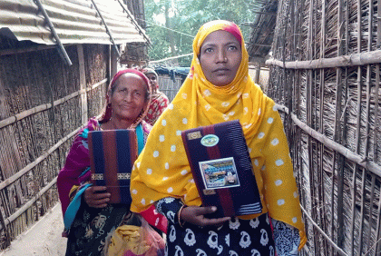 ঠাকুরগাঁওয়ে স্বতন্ত্র প্রার্থীর শাড়ি-লুঙ্গি বিতরণ, বাধা দেওয়ায় ইউপি সদস্য লাঞ্ছিত