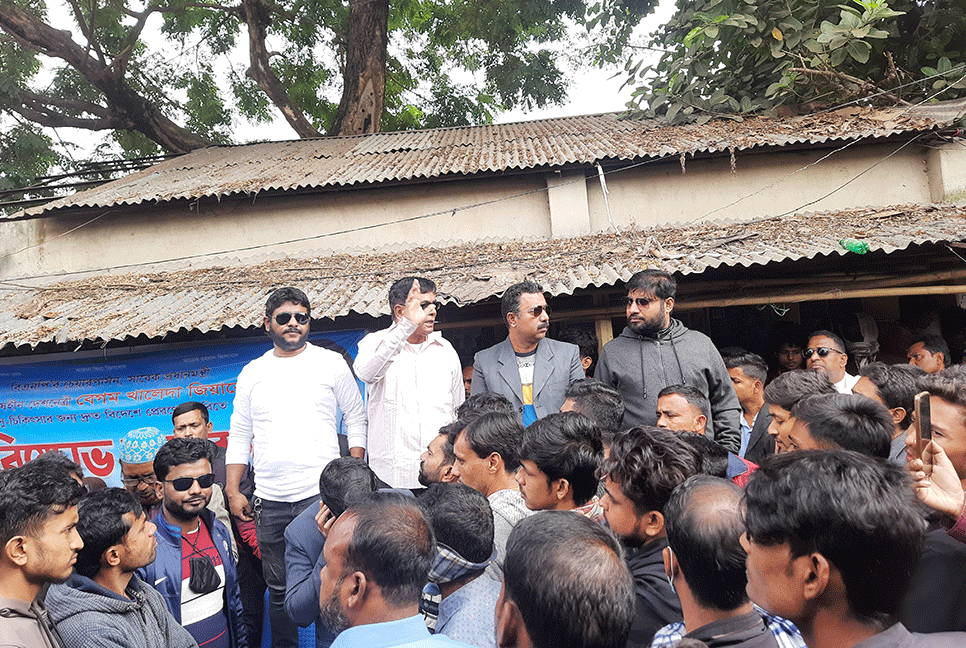 খালেদা জিয়ার সুচিকিৎসার দাবিতে জয়পুরহাটে যুবদলের বিক্ষোভ 