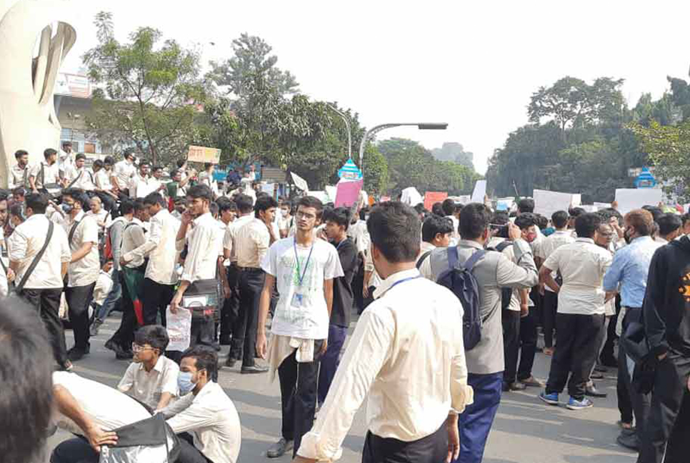 ৪৮ ঘণ্টার আল্টিমেটাম দিয়ে সড়ক ছাড়লেন নটরডেমের শিক্ষার্থীরা