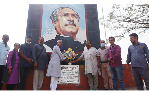 নোয়াখালীতে ভারতের মহারাষ্ট্রের ১১ সদস্যের প্রতিনিধি দলের বঙ্গবন্ধুর ম্যুরালে শ্রদ্ধা নিবেদন 