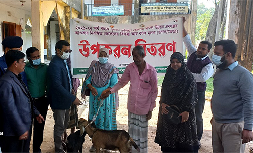 মৎস্যজীবীদের মাঝে বিনামূল্যে ছাগল বিতরণ