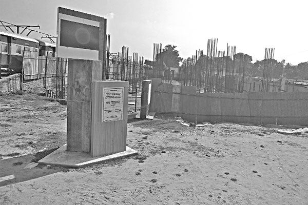 বন্ধ নির্মাণ কাজ, ট্রেনযাত্রীদের দুর্ভোগ
