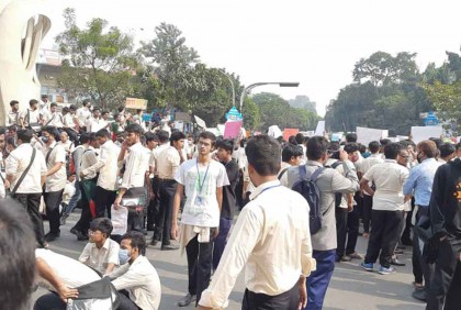 ৪৮ ঘণ্টার আল্টিমেটাম দিয়ে সড়ক ছাড়লেন নটরডেমের শিক্ষার্থীরা