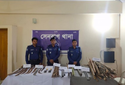 সেনবাগে ভোটকেন্দ্র সংলগ্ন এলাকা থেকে দেশীয় অস্ত্র উদ্ধার
