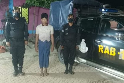 টেকনাফে অস্ত্র ও গুলিসহ রোহিঙ্গা যুবক আটক
