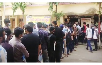 ফেনীতে এইচএসসি পরীক্ষার্থীদের দেয়া হচ্ছে ফাইজারের টিকা