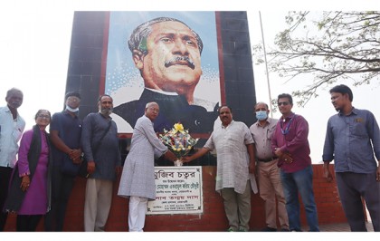 নোয়াখালীতে ভারতের মহারাষ্ট্রের ১১ সদস্যের প্রতিনিধি দলের বঙ্গবন্ধুর ম্যুরালে শ্রদ্ধা নিবেদন 