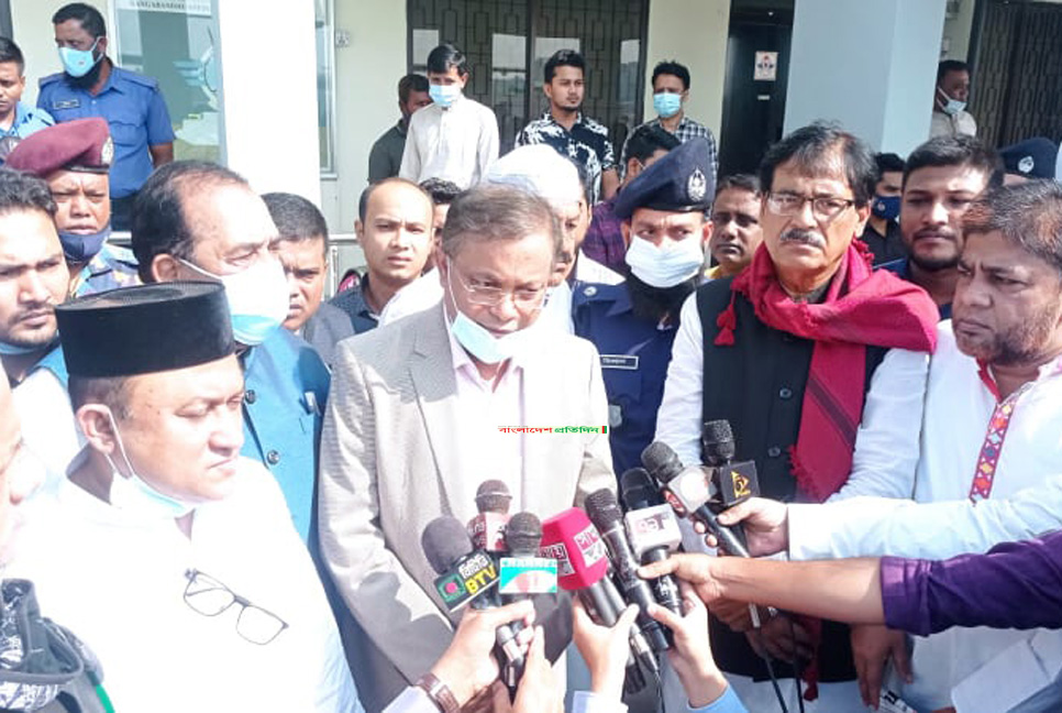 বিদেশে গিয়ে তারেকের মতো রাজনীতি করতে পারেন খালেদা জিয়া : তথ্যমন্ত্রী

