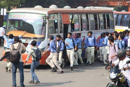 বেসরকারি বাসে শিক্ষার্থীদের হাফ ভাড়ার ইস্যুতে সিদ্ধান্ত কাল!

