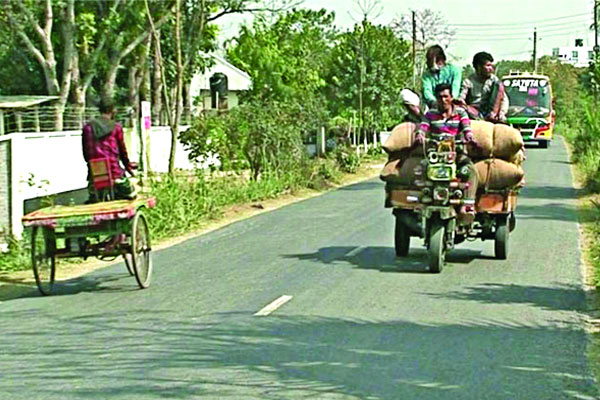 মহাসড়কে ভয়ংকর ধীরগতির যান