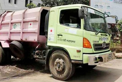 রাজধানীতে আনাড়ি ড্রাইভারে বেপরোয়া ময়লার গাড়ি