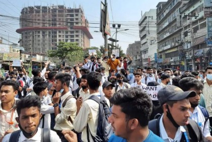 হাফ পাশের দাবিতে পুরান ঢাকায় শিক্ষার্থীদের বিক্ষোভ 