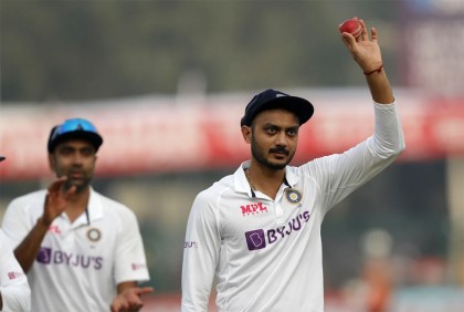 ৫ উইকেট নিয়ে ৪৩ বছর আগের রেকর্ড ছুঁলেন অক্ষর