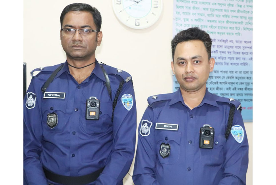 নির্বাচনে ‘বডি ওর্ন’ ক্যামেরা নিয়ে মাঠে পুলিশ