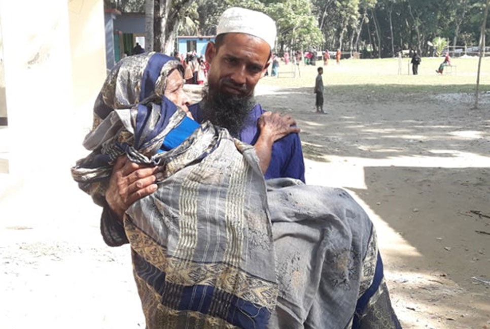 ৯১ বছর বয়সে নাতির কোলে চরে ভোটকেন্দ্রে কুলসুম