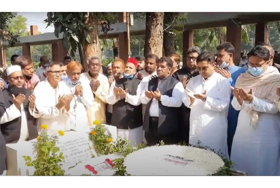 মৃত্যুবার্ষিকীতে মেয়র হানিফের কবরে সর্বস্তরের মানুষের শ্রদ্ধা

