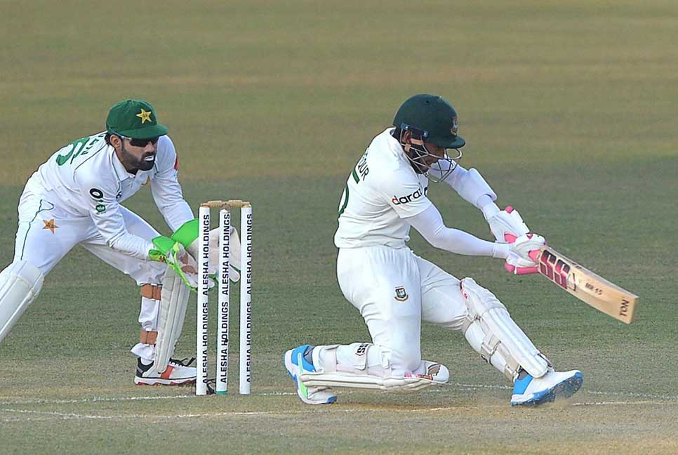 তৃতীয় দিন শেষে ৮৩ রানে এগিয়ে বাংলাদেশ

