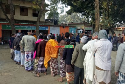চাঁপাইনবাবগঞ্জে ভোটারদের দীর্ঘ লাইন