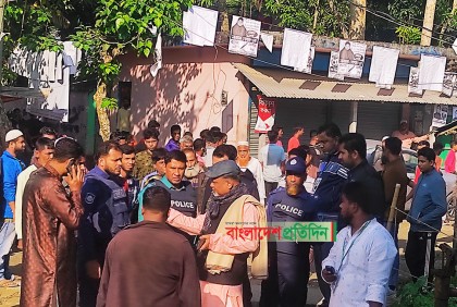 কুমিল্লায় প্রকাশ্যে সিল মারতে চান আওয়ামী লীগ প্রার্থী, কেন্দ্রে উত্তেজনা