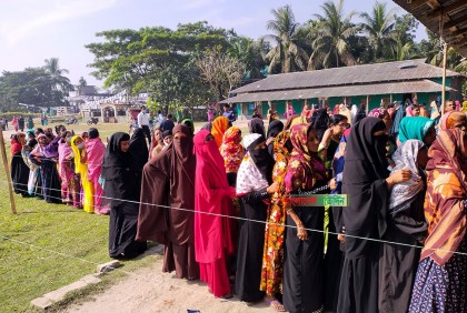 গলাচিপা পৌরসভায় ভোটগ্রহণ চলছে