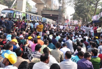 রাজধানীতে স্বেচ্ছাসেবক দলের সমাবেশ চলছে 

