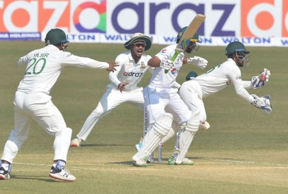 ক্যাচ মিস আবিদের, সাজঘরে রিজওয়ান