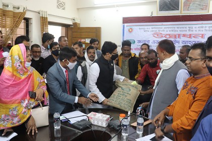 সিংড়ায় প্রান্তিক কৃষকদের মাঝে বোরো বীজ ও সার বিতরণ