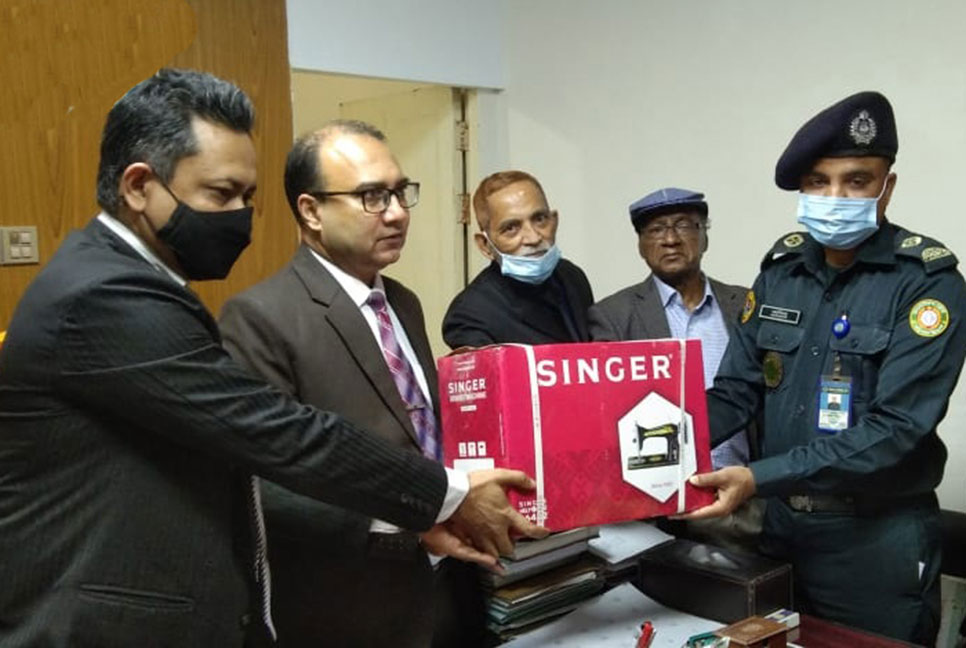 ভোলার কারাগারে সেলাই মেশিন দিলেন জেলা জজ