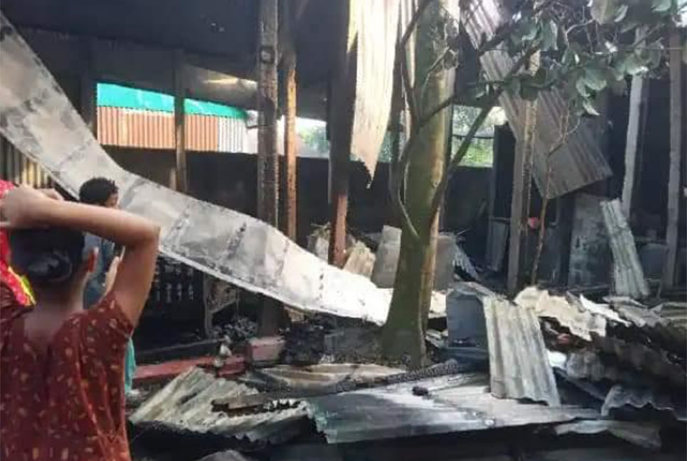 সরাইলে মধ্যরাতে বসতঘর আগুনে পুড়ে ছাই