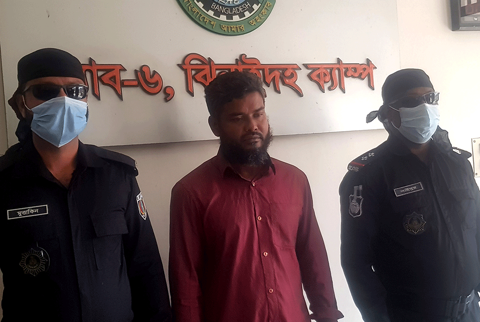 জমি লিখে না দেওয়ায় বাবার কবজি কেটে দেওয়া ছেলে গ্রেফতার
