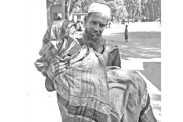 নাতির কোলে ভোট কেন্দ্রে