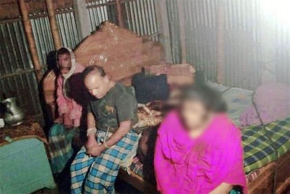 নারীর খাটের নিচে আওয়ামী লীগ নেতা!