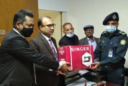 ভোলার কারাগারে সেলাই মেশিন দিলেন জেলা জজ