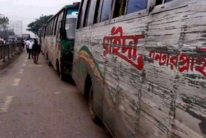 নামার সময় ছাত্রীকে ধাক্কা দেয়ায় ৫০ রাইদা বাস আটক