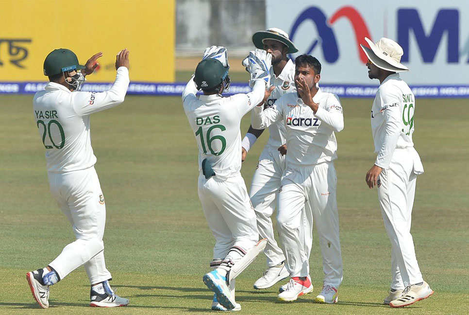 অবশেষে ভাঙল পাকিস্তানের উদ্বোধনী জুটি