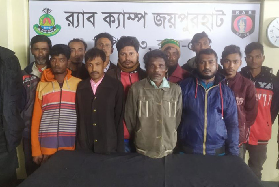 জয়পুরহাটে মাদক সেবনকালে আটক ১২