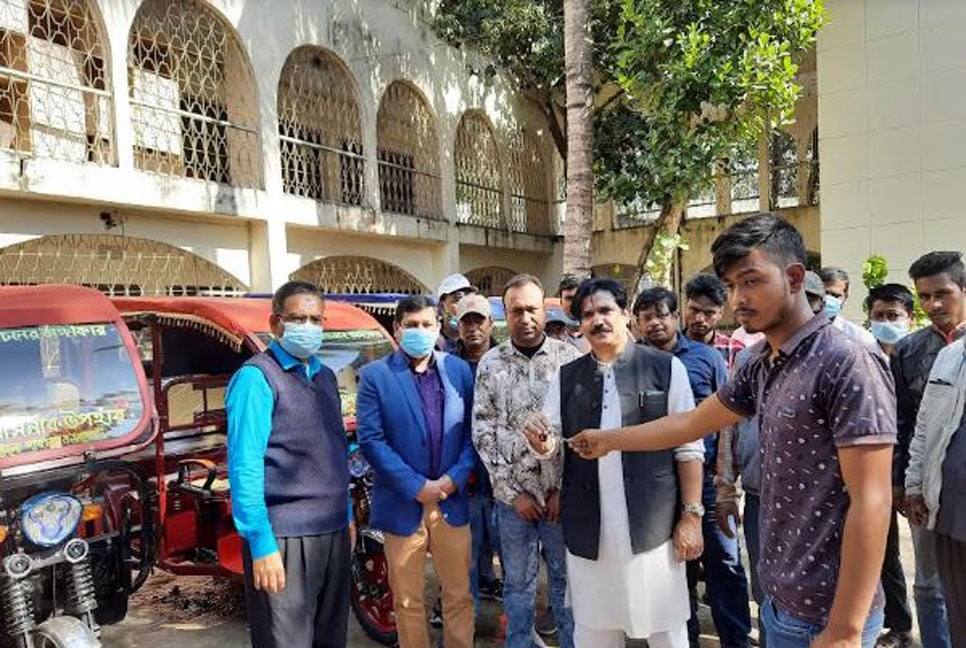 বেকার যুবকদের মাঝে অটোরিকশা বিতরণ