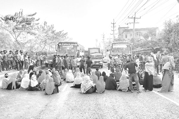 মহাসড়ক অবরোধ করে শ্রমিক বিক্ষোভ
