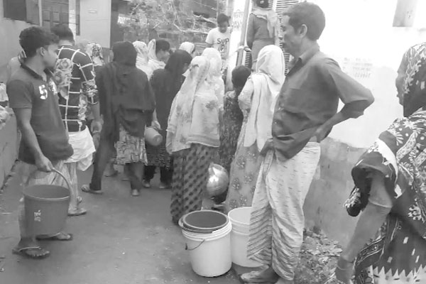 টঙ্গীতে পানির জন্য হাহাকার
