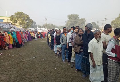 চাঁপাইনবাবগঞ্জ পৌরসভা নির্বাচনে নানা অভিযোগের মধ্য দিয়ে ভোটগ্রহণ চলছে