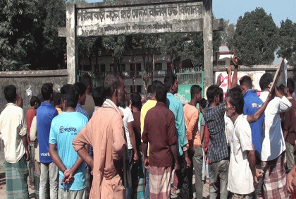 স্কুলছাত্রীকে ধর্ষণের প্রতিবাদে সড়ক অবরোধ 