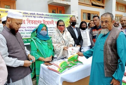 সোনাতলায় কৃষকদের মাঝে বিনামূল্যে বীজ ও সার বিতরণ