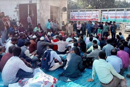 এমপিওর দাবিতে অনার্স শিক্ষকদের 
জাতীয় বিশ্ববিদ্যালয়ের গেটে অবস্থান