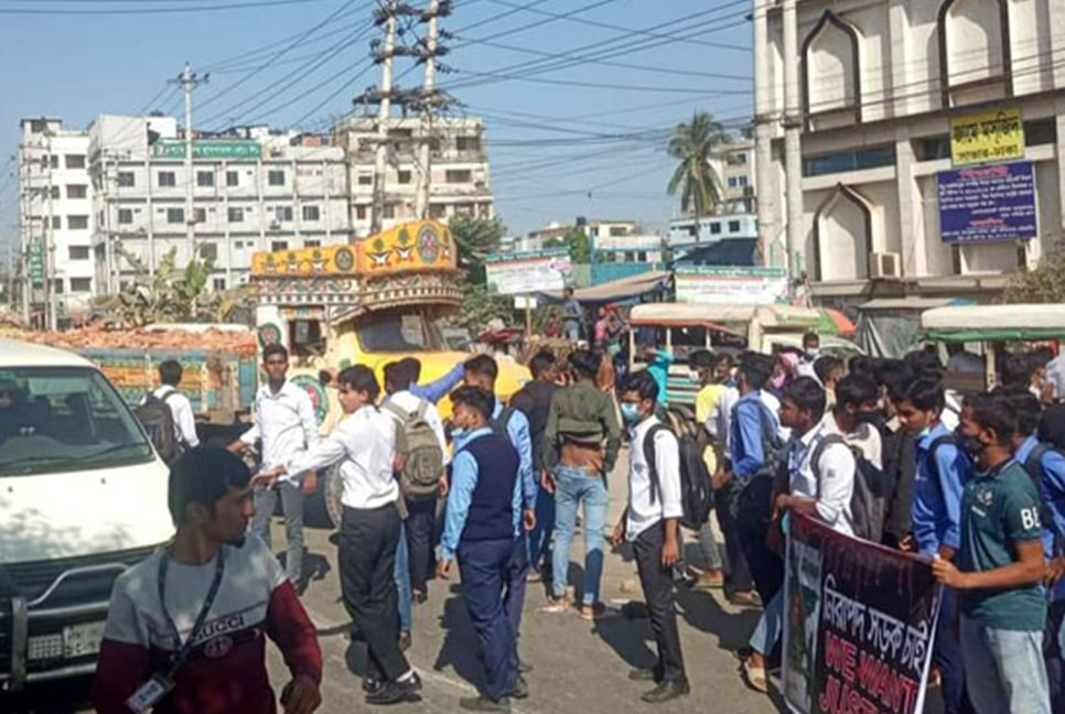 সাভারে শিক্ষার্থীকে বাস চাপা দেওয়ায় সড়ক অবরোধ