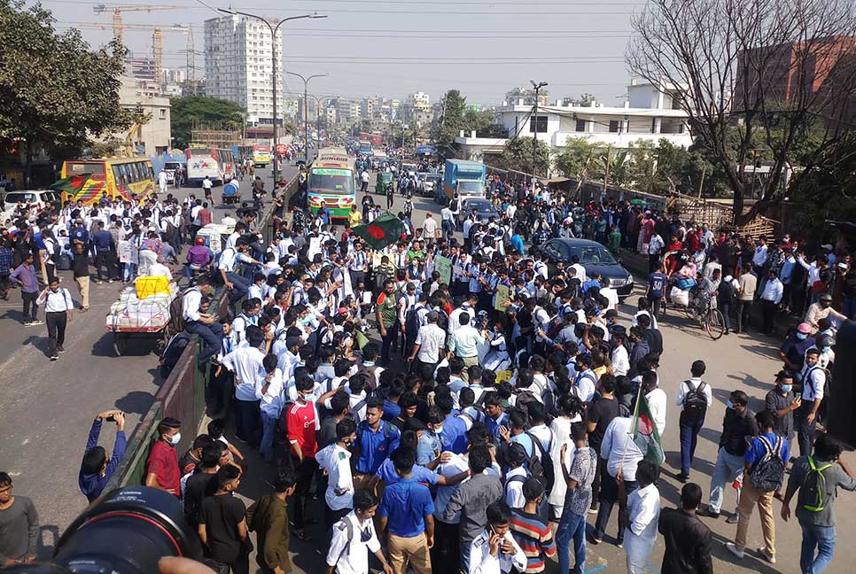 রামপুরা থেকে আন্দোলনরত শিক্ষার্থীদের ১১ দাবি

